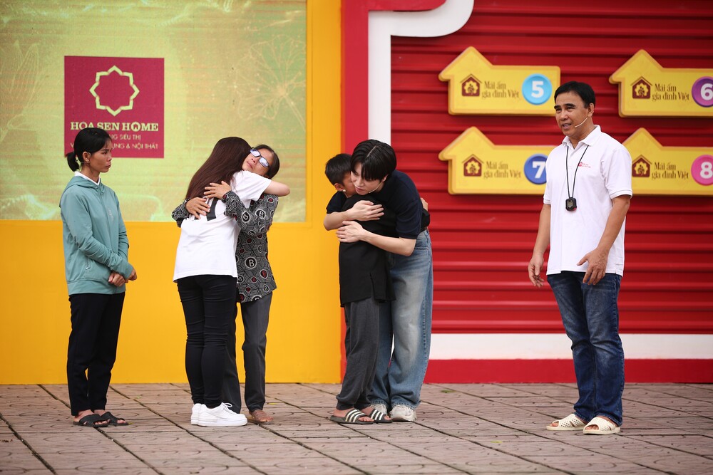Đức Phúc nghẹn ngào chia sẻ cảm xúc khi lần 2 tham gia chương trình "Mái ấm gia đình Việt" - 3