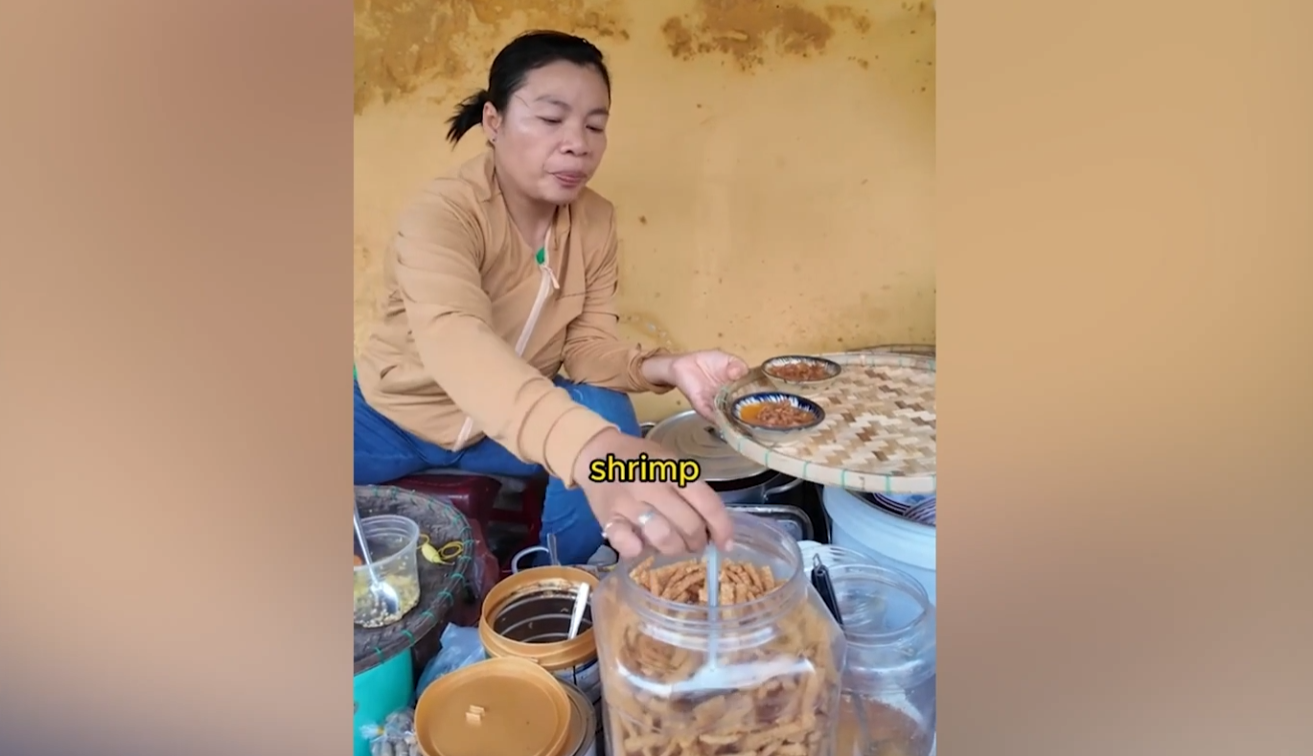 Chủ quán bánh bèo ‘bắn’ tiếng Anh, gây sốt cộng đồng mạng - 2