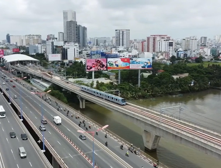 Nhân viên người Việt Nam trực tiếp thực hành trên các trang thiết bị của Metro số 1