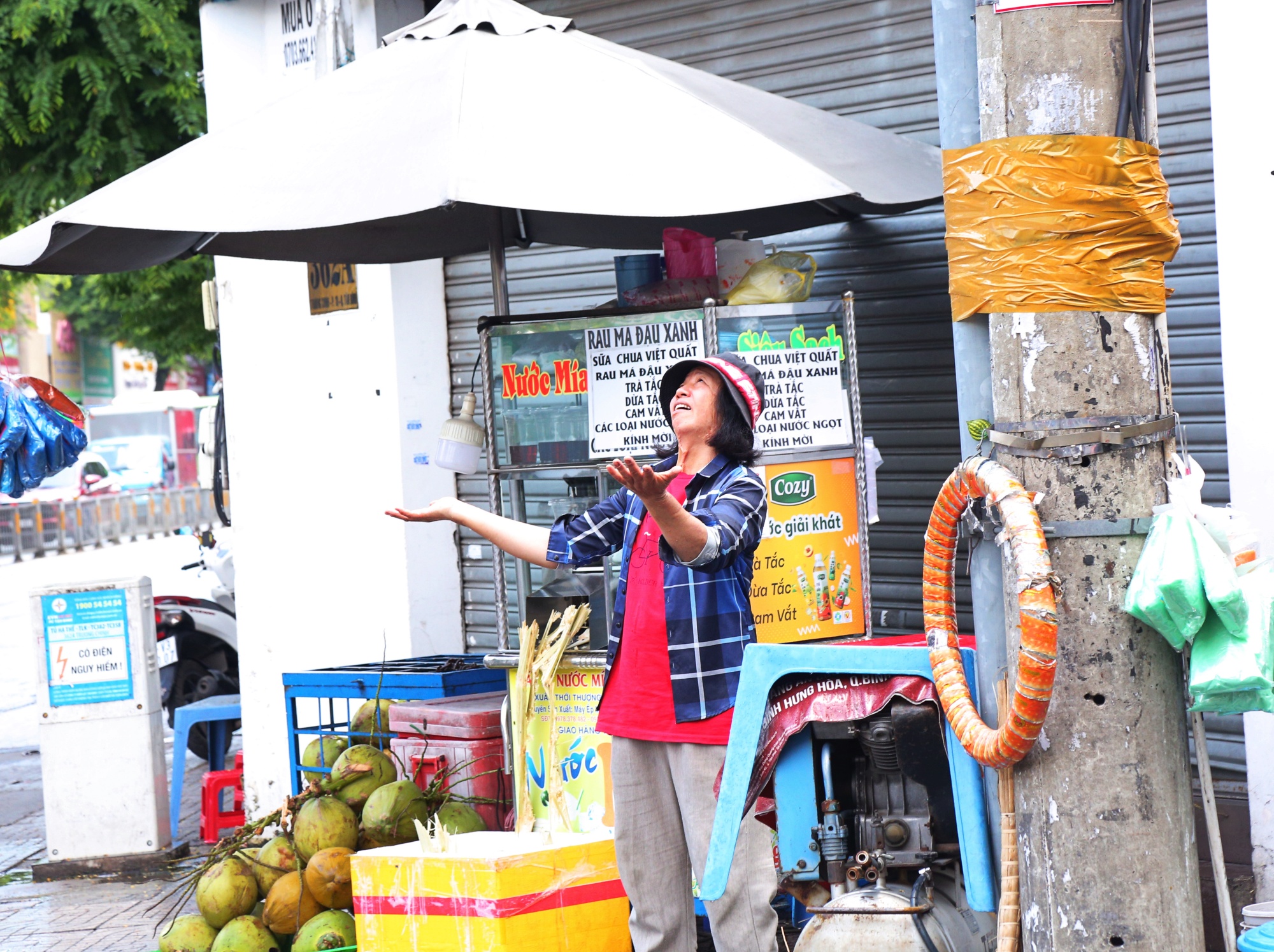 TP.HCM: Người mẹ vượt nỗi đau bị tạt axit, làm công việc của đàn ông để lo cho gia đình - 1