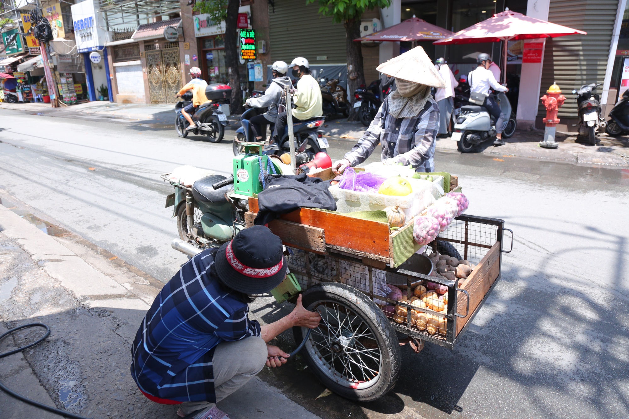 TP.HCM: Người mẹ vượt nỗi đau bị tạt axit, làm công việc của đàn ông để lo cho gia đình - 7