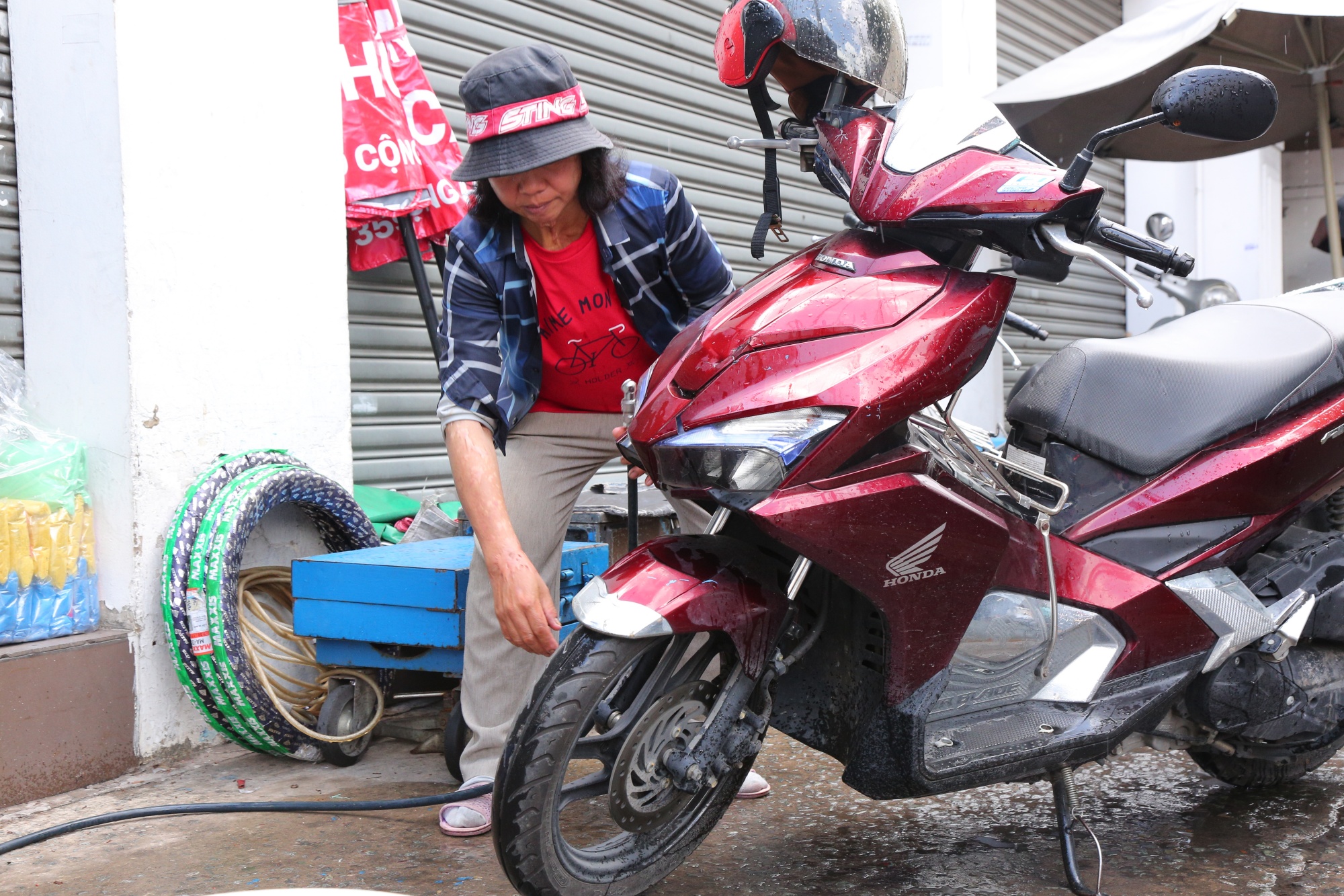 TP.HCM: Người mẹ vượt nỗi đau bị tạt axit, làm công việc của đàn ông để lo cho gia đình - 9