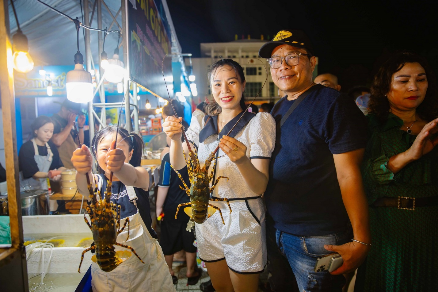 Lễ hội tôm hùm Cam Ranh thu hút 9.000 lượt khách đến tham quan, mua sắm - 1