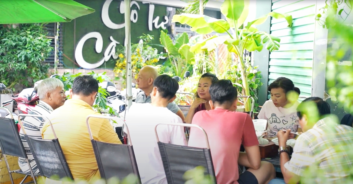 La cà Sài Gòn Quán cà phê vỉa hè bình dân, bán trăm ly mỗi ngày