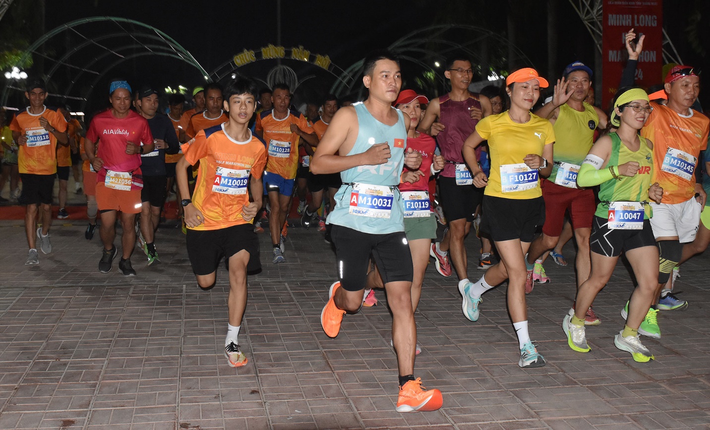 hang tram van dong vien chay marathon quang ba du lich cho thac trang minh long - 5