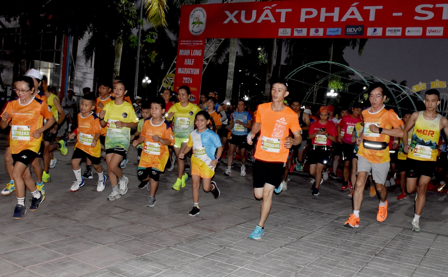 hang tram van dong vien chay marathon quang ba du lich cho thac trang minh long - 2