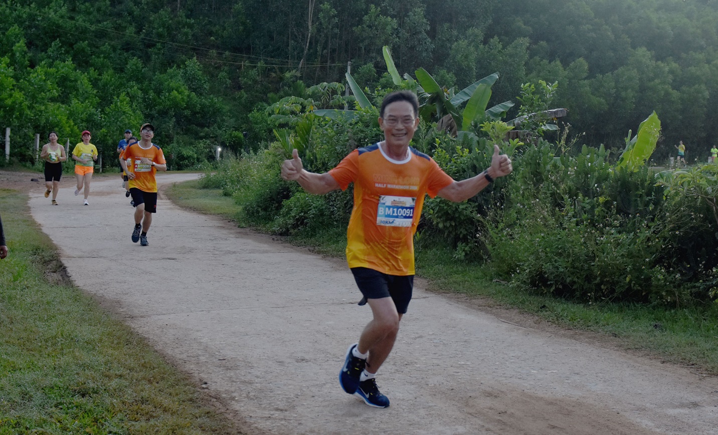 hang tram van dong vien chay marathon quang ba du lich cho thac trang minh long - 6