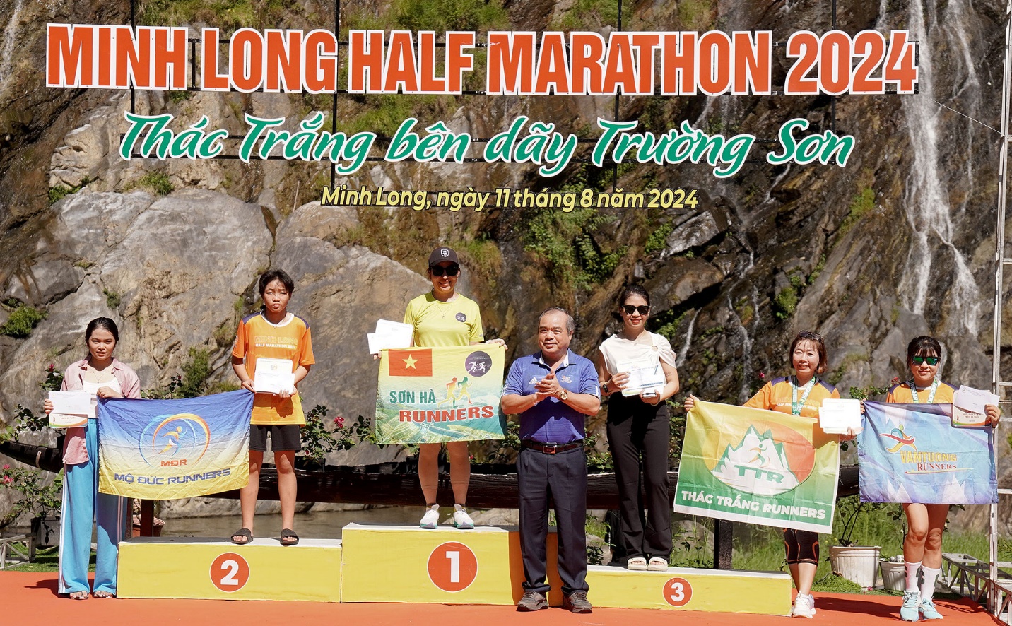 hang tram van dong vien chay marathon quang ba du lich cho thac trang minh long - 11