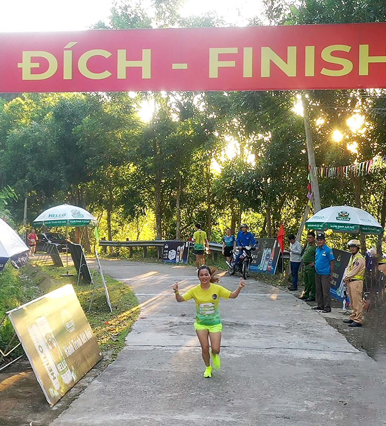 hang tram van dong vien chay marathon quang ba du lich cho thac trang minh long - 10