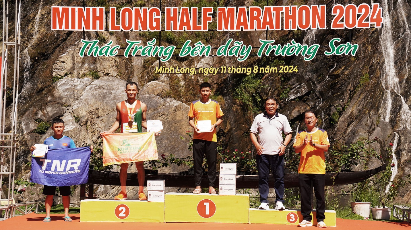 hang tram van dong vien chay marathon quang ba du lich cho thac trang minh long - 13