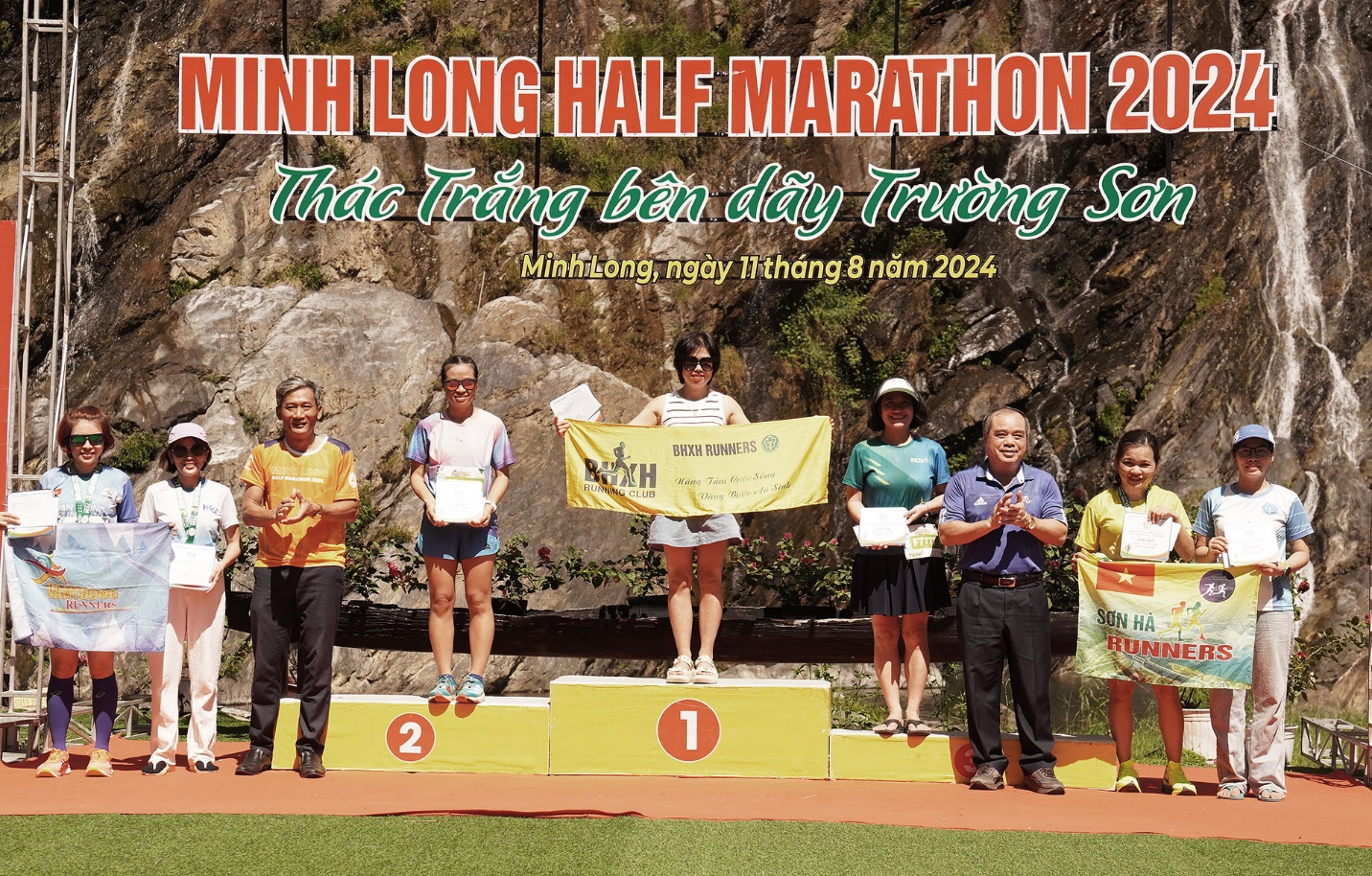 hang tram van dong vien chay marathon quang ba du lich cho thac trang minh long - 12