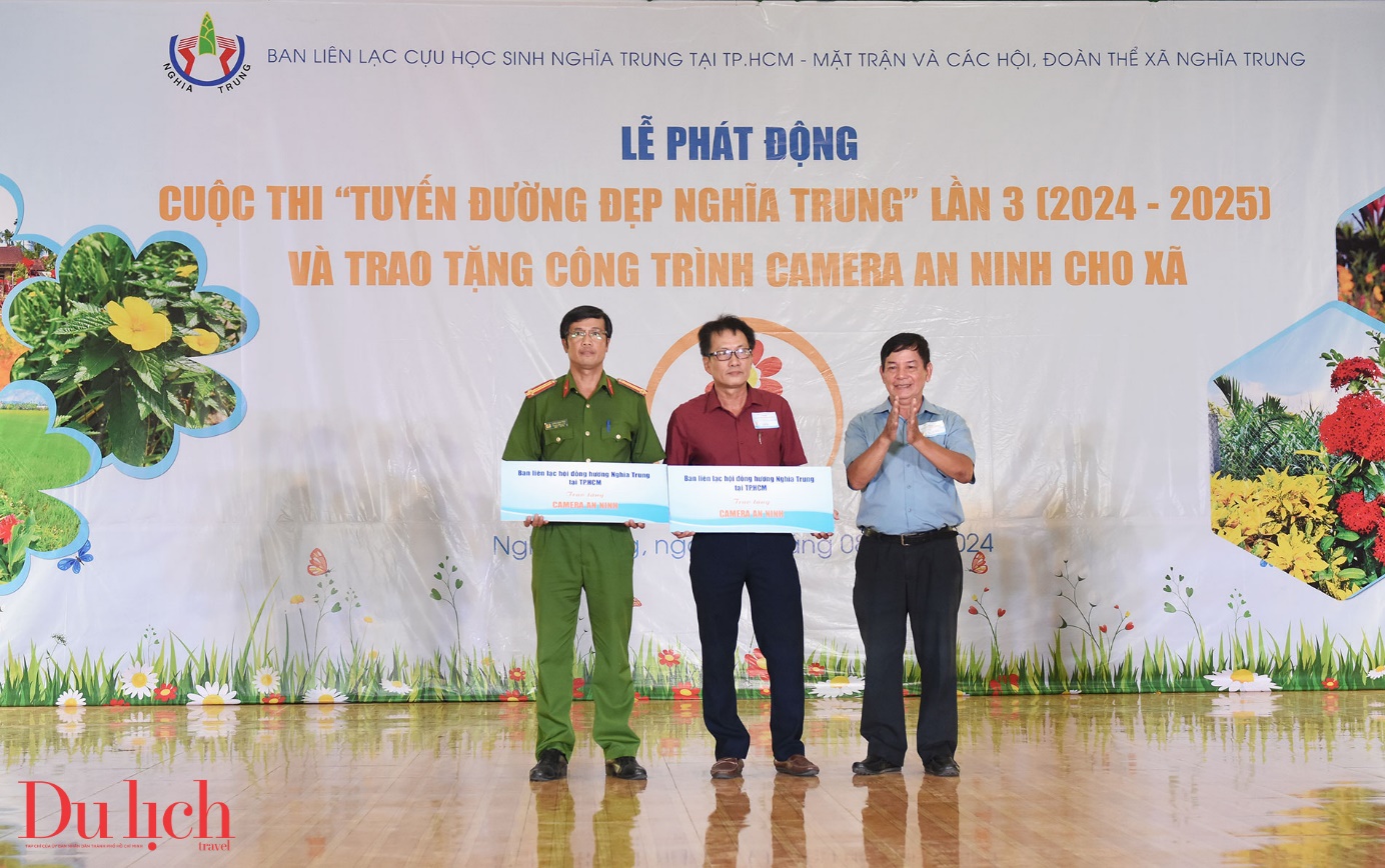 hang chuc o to dua du khach tham quan tuyen duong hoa giua mua lua chin - 11