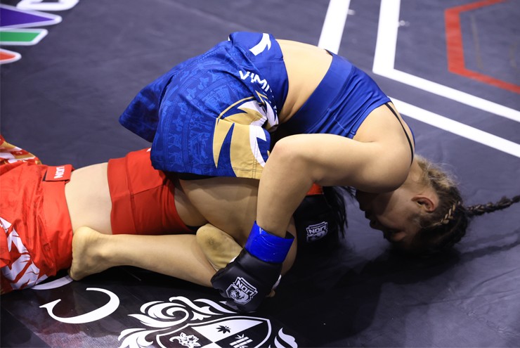 Cô giáo mầm non Lò Thị Phung đấu MMA, tung đòn siết khiến đối thủ xin thua - 1