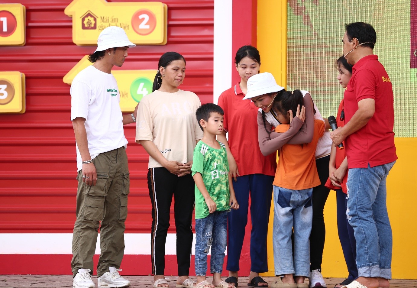 Hoa hậu Nguyễn Thúc Thùy Tiên hào hứng khi được lan tỏa những điều tốt đẹp khi tham gia ghi hình “Mái ấm gia đình Việt” tại Hậu Giang - 1