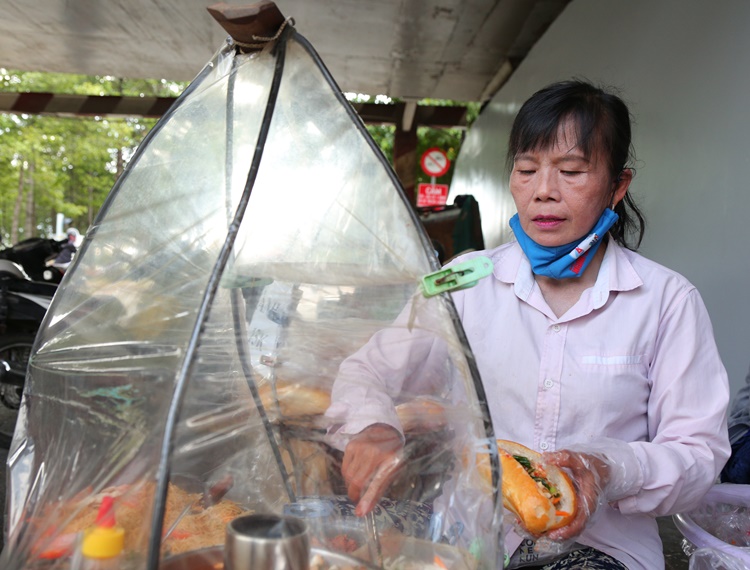 Người mẹ tần tảo 'gánh' cả gia đình trên vai với gánh bánh mì vỉa hè suốt 20 năm