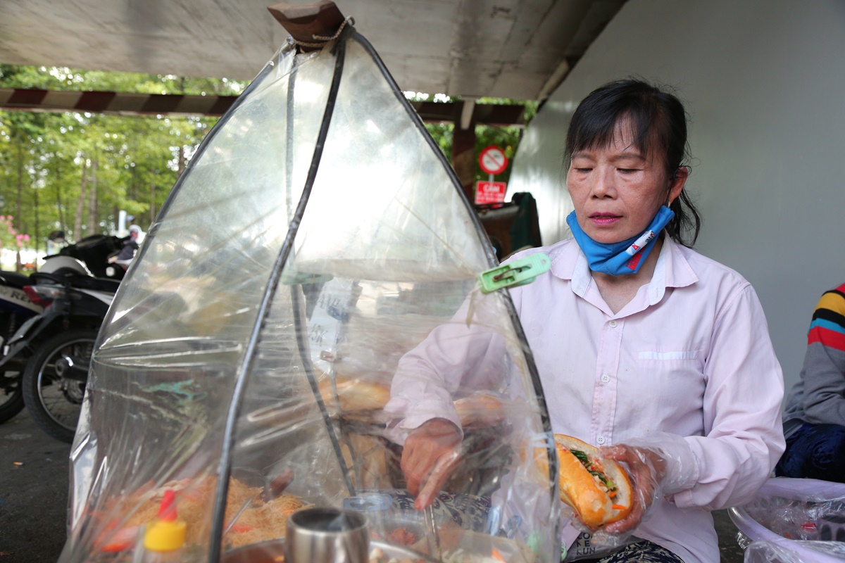 Người mẹ tần tảo 'gánh' cả gia đình trên vai với gánh bánh mì vỉa hè suốt 20 năm - 3