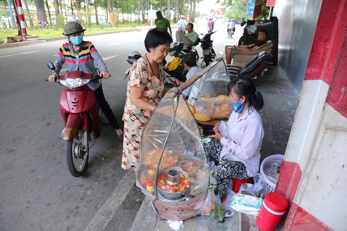 Người mẹ tần tảo 'gánh' cả gia đình trên vai với gánh bánh mì vỉa hè suốt 20 năm - 4