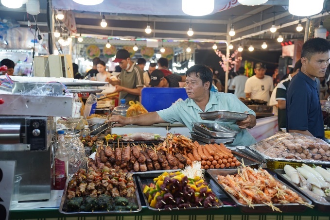 Lễ hội ẩm thực vùng miền: Xiên nướng, cá viên chiên có tội tình gì? - 1