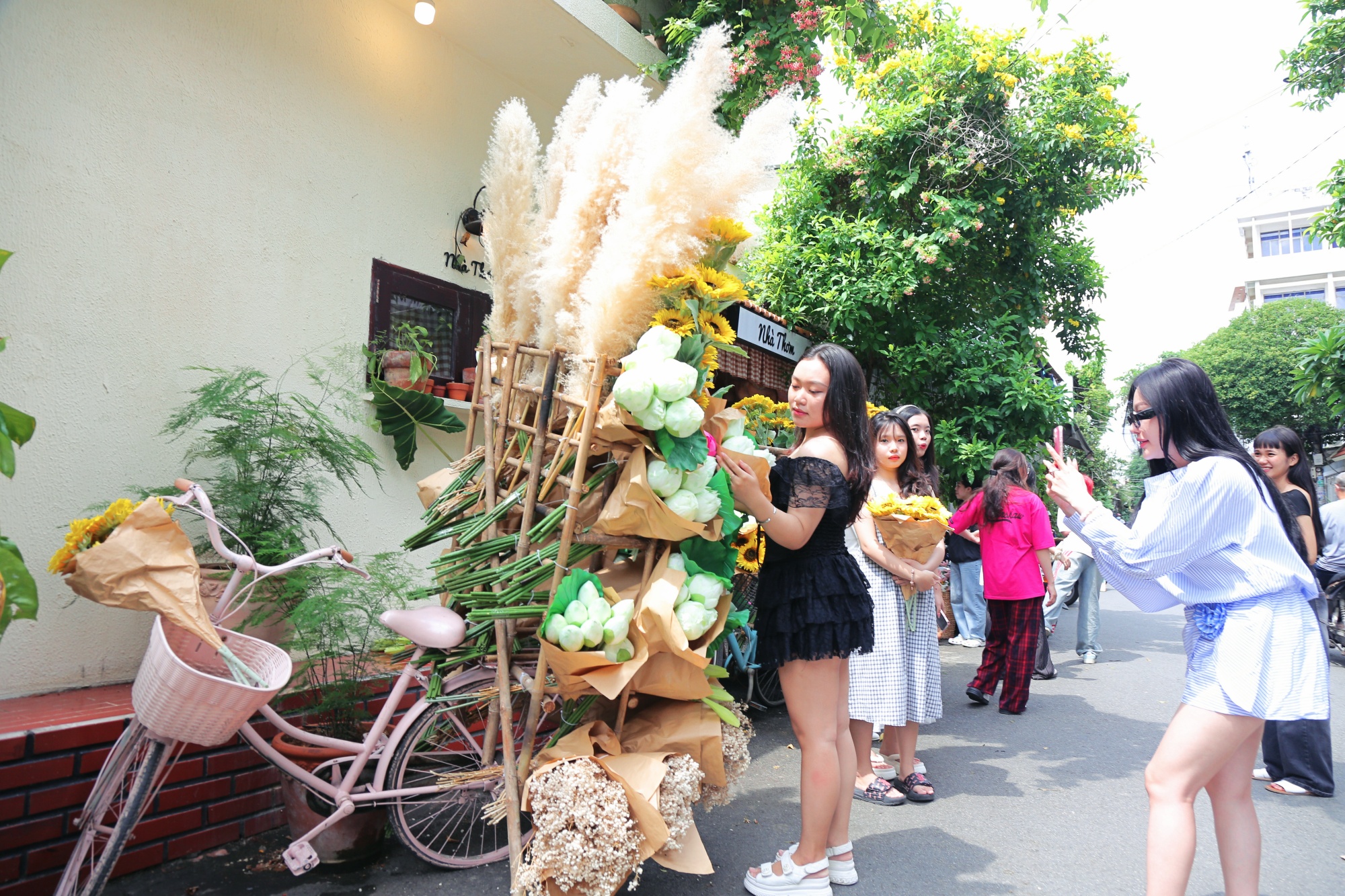 Giới trẻ rủ nhau xếp hàng “săn” mùa thu Hà Nội giữa lòng Sài Gòn - 4