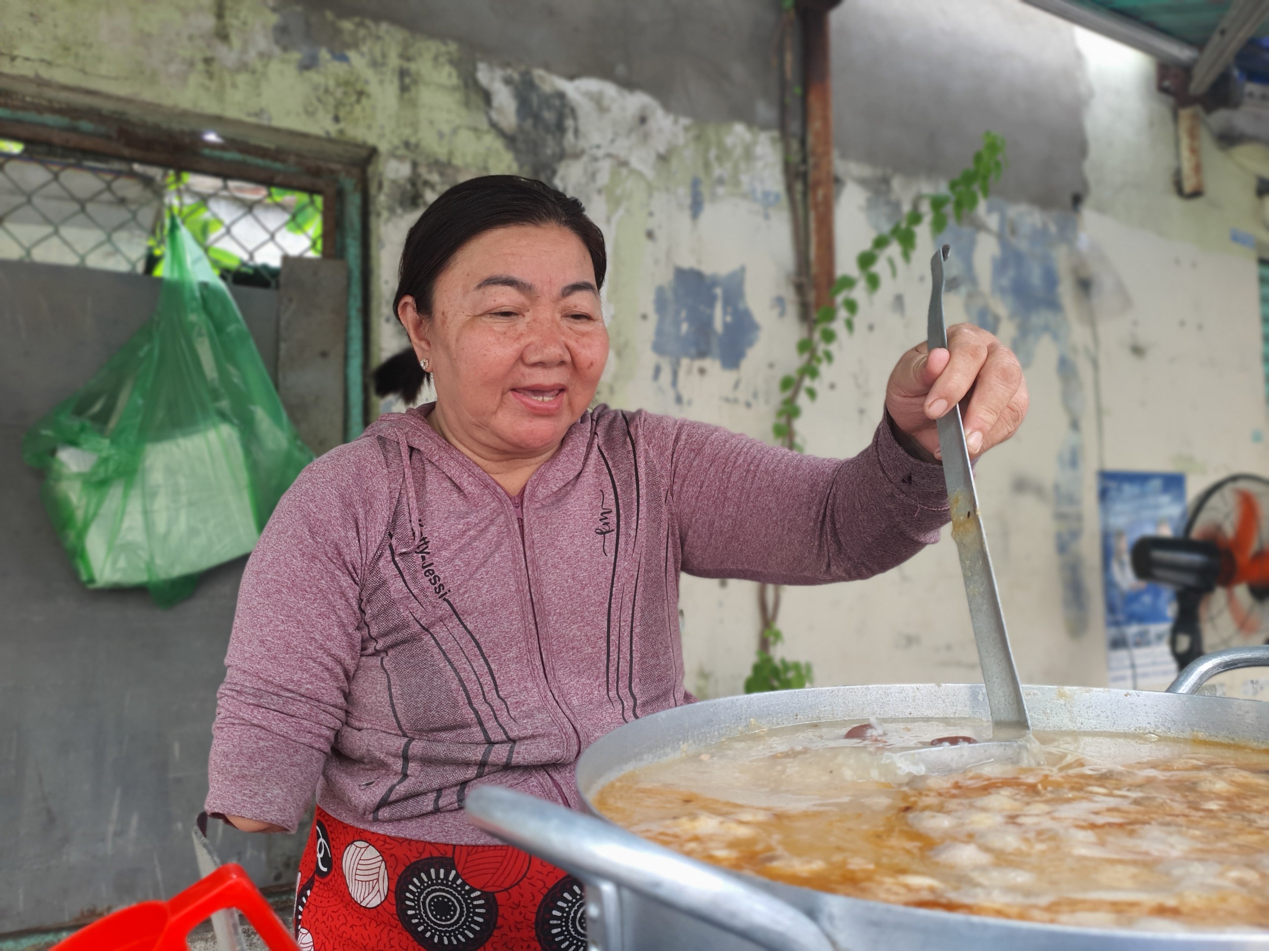 Nghị lực của người mẹ một tay, bán cháo nuôi con gái học trường y - 3