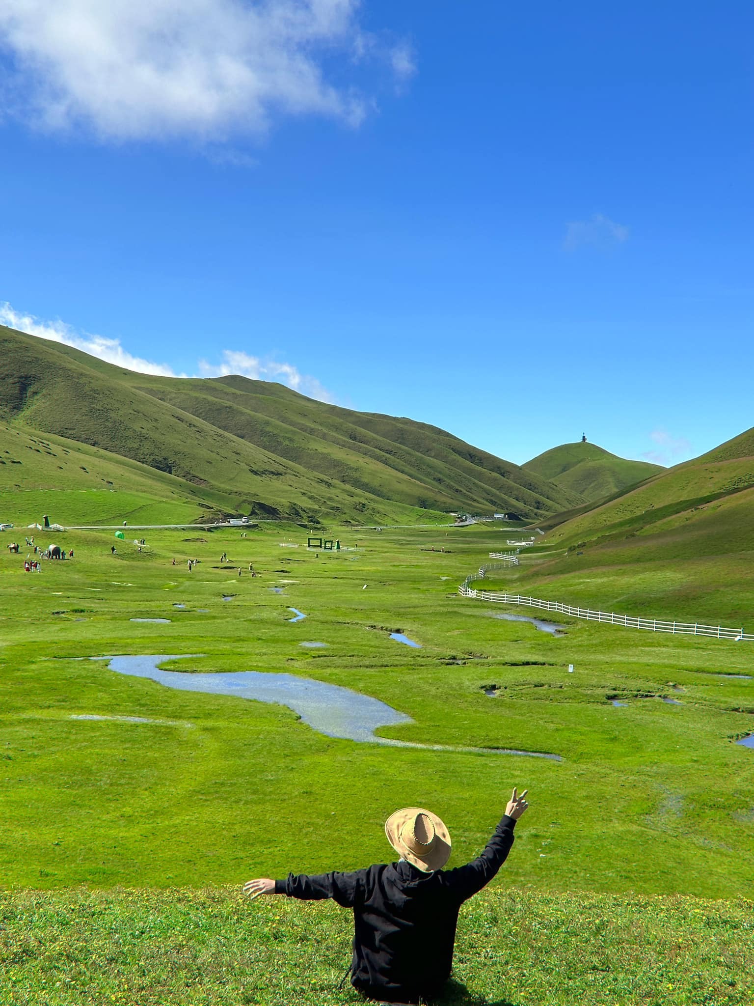 Ngắm đồng cỏ trải dài, trải nghiệm cưỡi ngựa ở vùng đất ‘tiểu Tân Cương thu nhỏ’ - 1