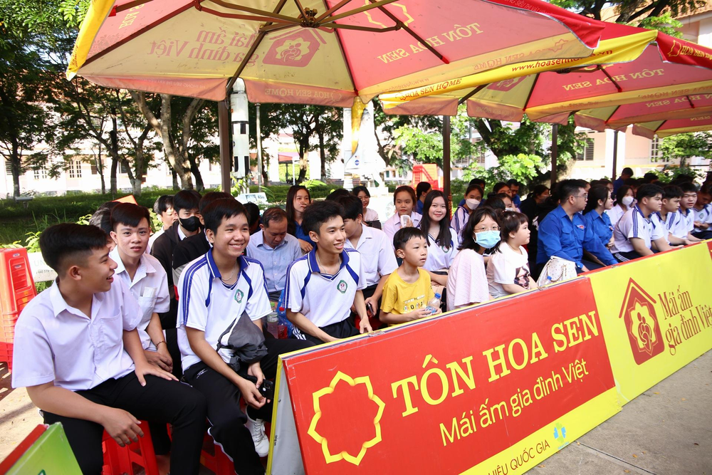 MC Quyền Linh bồi hồi nhắc kỷ niệm với tỉnh Hậu Giang khi ghi hình Mái ấm gia đình Việt tại TP Vị Thanh - 4