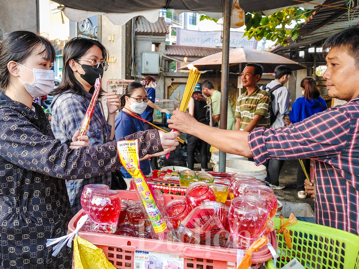 Mùa Vu Lan, đông đảo người dân tìm đến chùa cầu bình an cho cha mẹ - 7