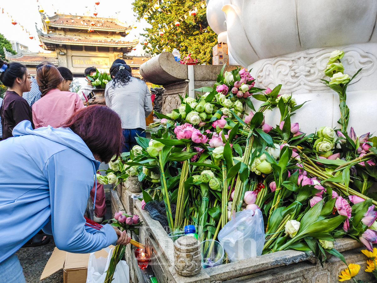 Mùa Vu Lan, đông đảo người dân tìm đến chùa cầu bình an cho cha mẹ - 9