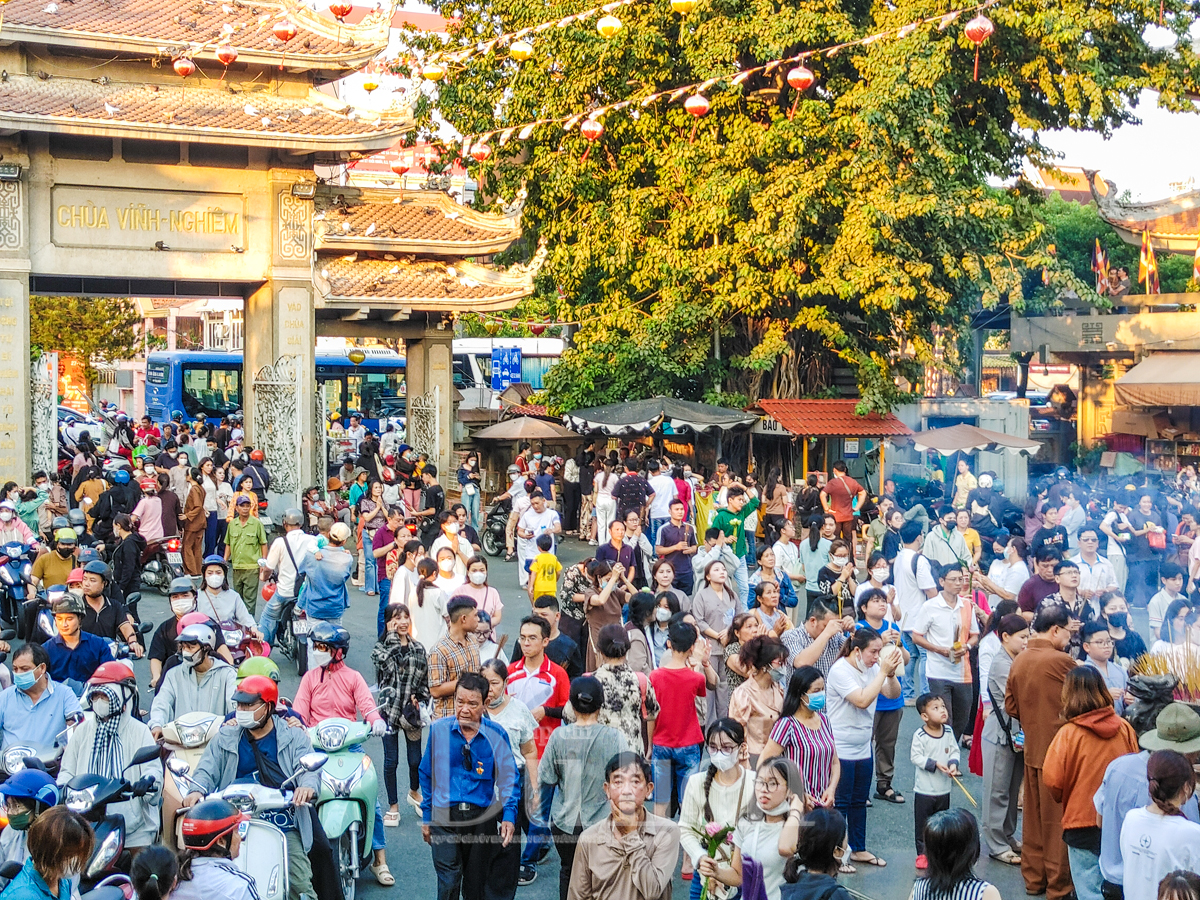 Mùa Vu Lan, đông đảo người dân tìm đến chùa cầu bình an cho cha mẹ - 14