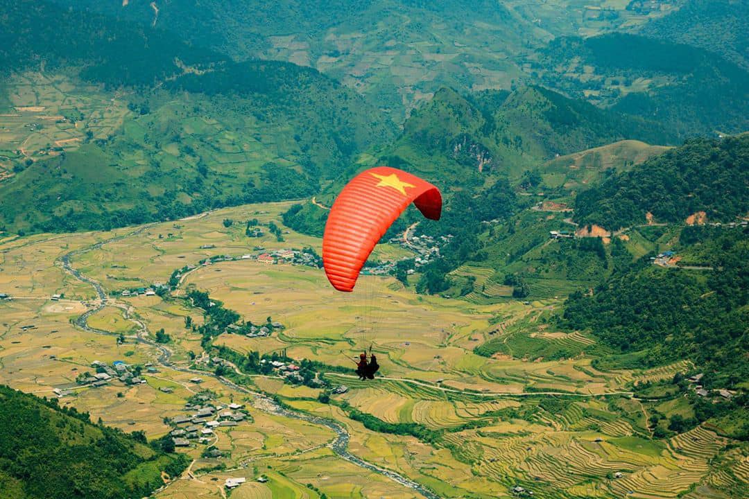 Giới trẻ lên đỉnh Khau Phạ nhảy dù, bay cùng màu cờ Tổ quốc - 9