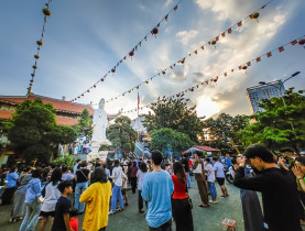  - Mùa Vu Lan, đông đảo người dân tìm đến chùa cầu bình an cho cha mẹ