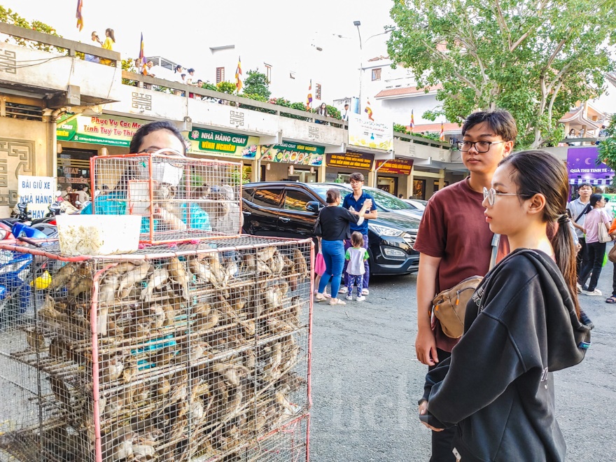 Mùa Vu Lan, đông đảo người dân tìm đến chùa cầu bình an cho cha mẹ - 6