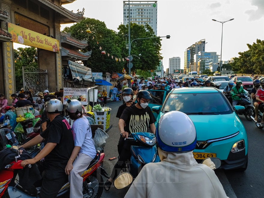 Mùa Vu Lan, đông đảo người dân tìm đến chùa cầu bình an cho cha mẹ - 15