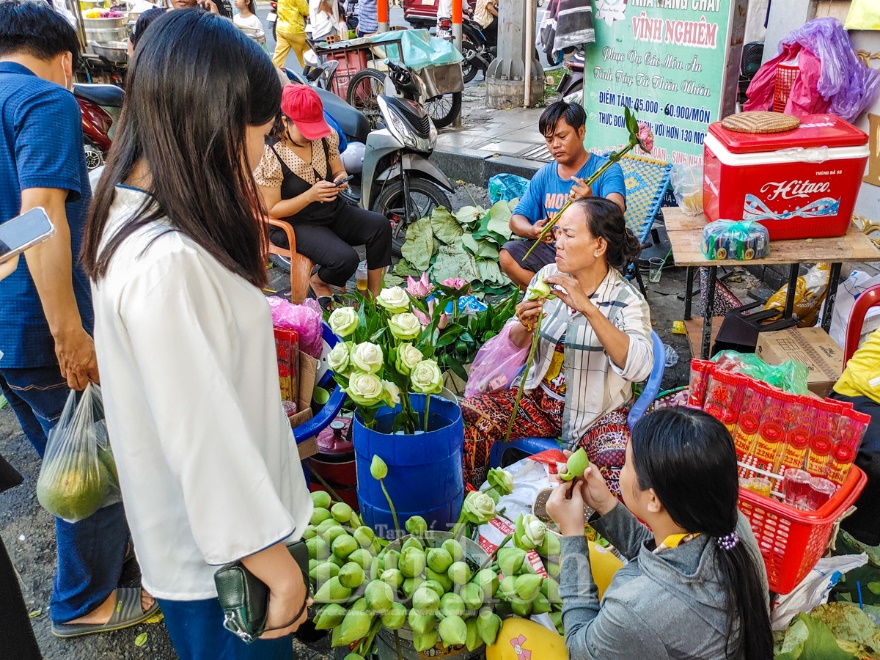 Mùa Vu Lan, đông đảo người dân tìm đến chùa cầu bình an cho cha mẹ - 8