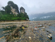 Vịnh Hạ Long trên núi đẹp huyền ảo đang bị bủa vây trong rác