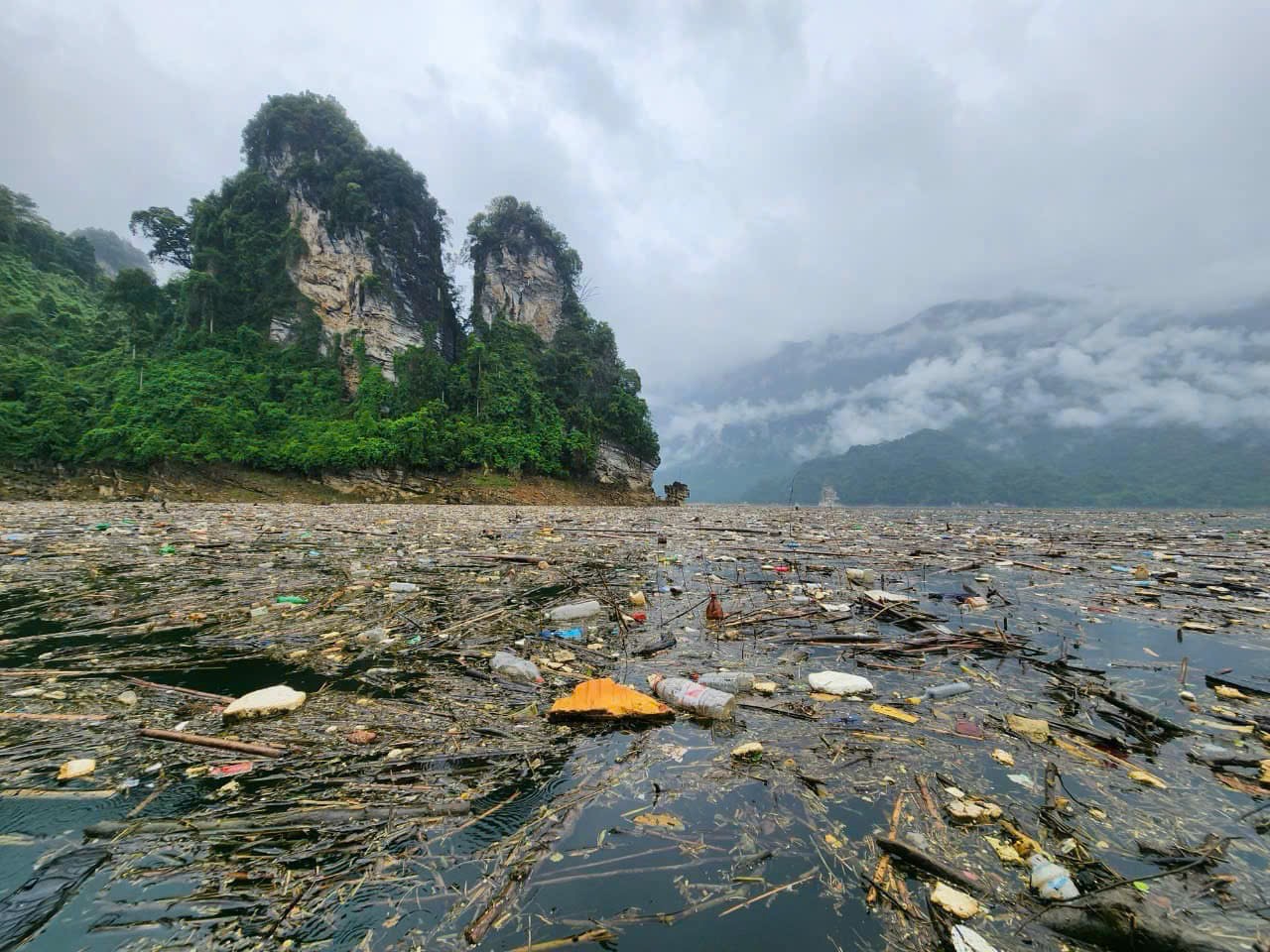 Vịnh Hạ Long trên núi đẹp huyền ảo đang bị bủa vây trong rác - 1