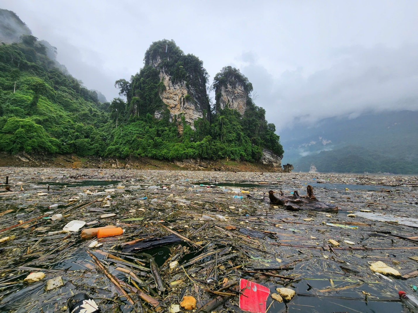 Vịnh Hạ Long trên núi đẹp huyền ảo đang bị bủa vây trong rác - 2