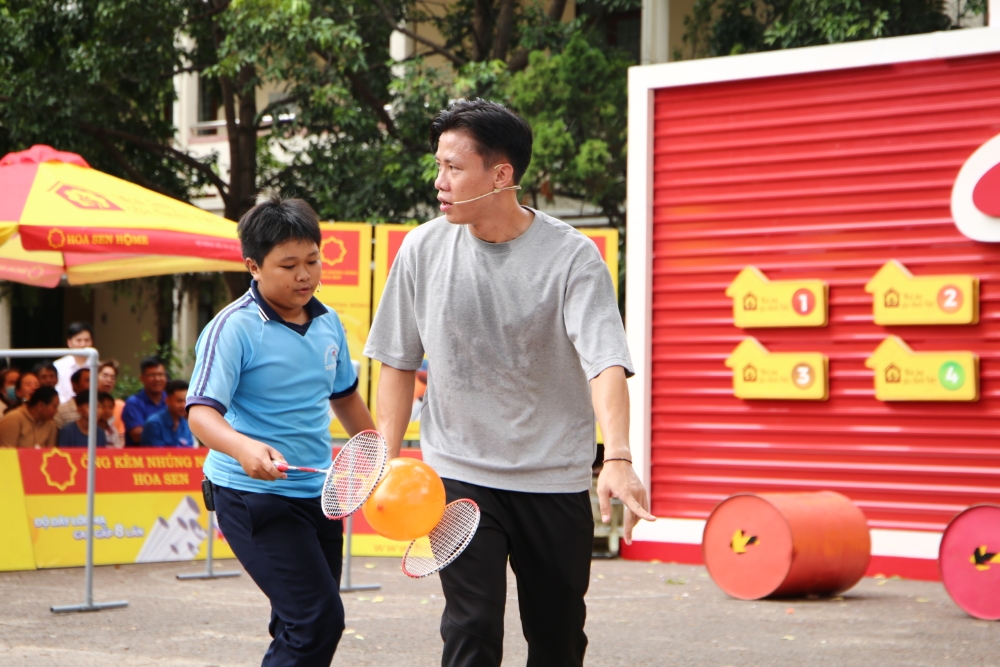 Xót xa người đàn ông một mình gồng gánh nuôi cha mẹ già và 3 con thơ - 2