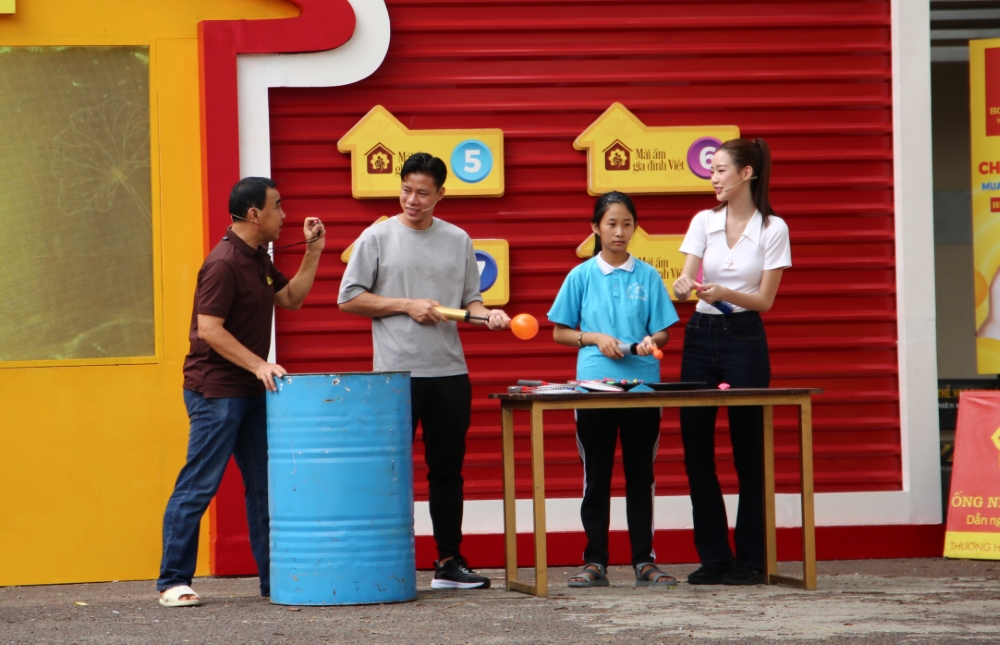 MC Quyền Linh bật khóc khi nhận được bó hoa của bé gái mồ côi làm tặng cha mình - 2