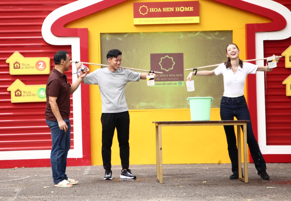 MC Quyền Linh, cầu thủ Quế Ngọc Hải và hoa hậu Bảo Ngọc khóc nghẹn trước hoàn cảnh bé gái mồ côi cả cha lẫn mẹ, sống với bà đã gần 80 tuổi - 1