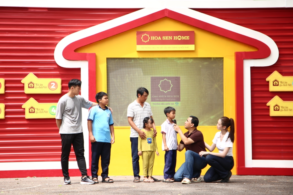 MC Quyền Linh, cầu thủ Quế Ngọc Hải và hoa hậu Bảo Ngọc khóc nghẹn trước hoàn cảnh bé gái mồ côi cả cha lẫn mẹ, sống với bà đã gần 80 tuổi - 2