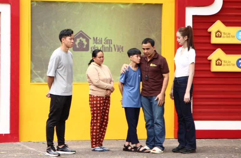 MC Quyền Linh, cầu thủ Quế Ngọc Hải và hoa hậu Bảo Ngọc khóc nghẹn trước hoàn cảnh bé gái mồ côi cả cha lẫn mẹ, sống với bà đã gần 80 tuổi - 3