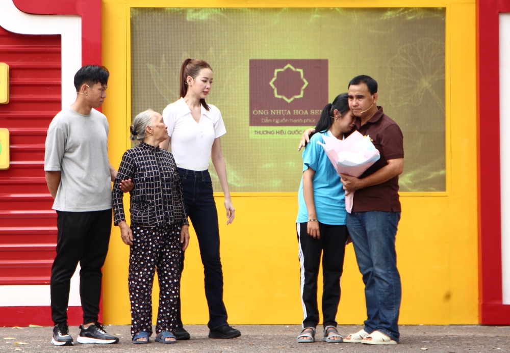 MC Quyền Linh, cầu thủ Quế Ngọc Hải và hoa hậu Bảo Ngọc khóc nghẹn trước hoàn cảnh bé gái mồ côi cả cha lẫn mẹ, sống với bà đã gần 80 tuổi - 5