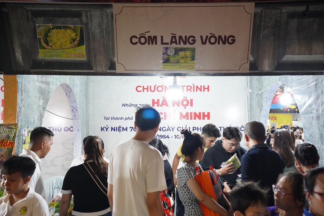 Đến phố đi Nguyễn Huệ ăn cốm làng Vòng, lấy phiếu giản giá của phở Dậu - 5