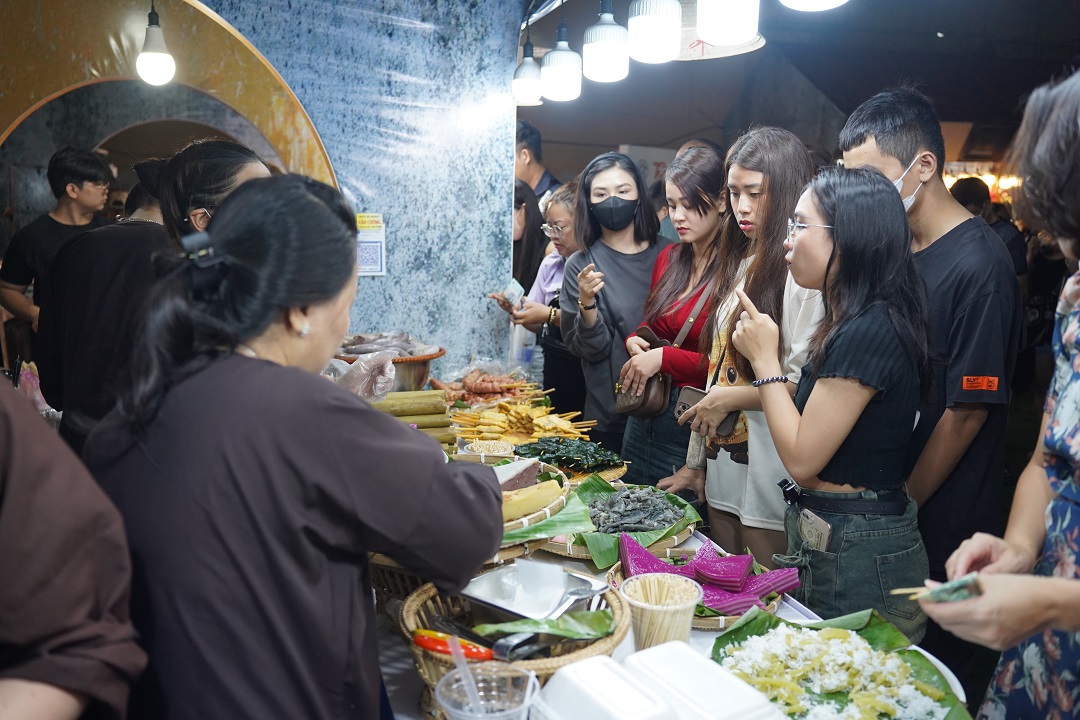 Đến phố đi bộ Nguyễn Huệ ăn cốm làng Vòng, lấy phiếu giảm giá của phở Dậu - 15