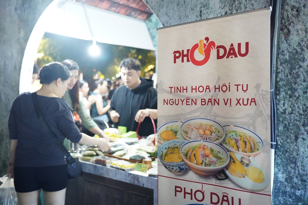 Đến phố đi bộ Nguyễn Huệ ăn cốm làng Vòng, lấy phiếu giảm giá của phở Dậu - 9