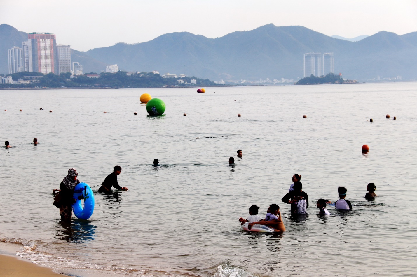 Lần đầu tiên, Khánh Hòa tổ chức giải bơi biển đường trường dài ở Vịnh Nha Trang - 2