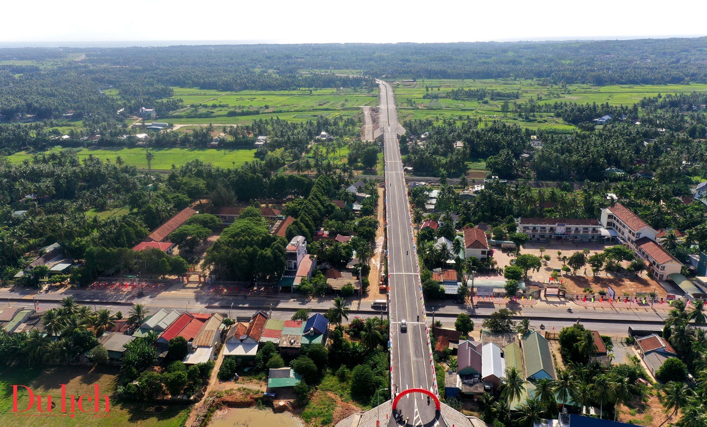 khanh thanh tuyen duong xuyen rung dua dep nhu mo o binh dinh - 5