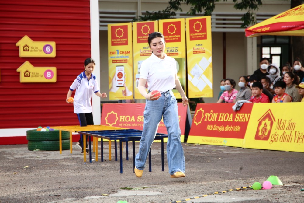 Diễn viên Nguyệt Ánh và ca sĩ Bùi Anh Tuấn góp sức mang về 105 triệu đồng cho các em nhỏ mồ côi - 2