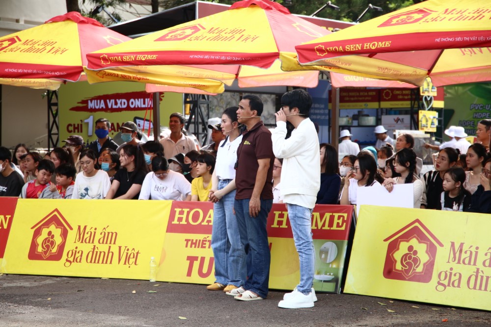 MC Quyền Linh, diễn viên Nguyệt Ánh nghẹn ngào trước hai bé gái mồ côi cha mẹ ruột, sống nhờ mẹ nuôi hơn 60 tuổi - 3